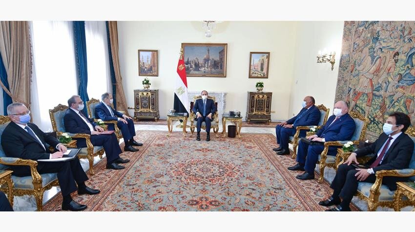 С.В. Лавров с президентом Египта. Фото Аппарата президента Египта.  https://www.presidency.eg/en/قسم-الأخبار/أخبار-رئاسية/الرئيس-عبد-الفتاح-السيسي-يستقبل-وزير-الخارجية-الروسي-24072022/