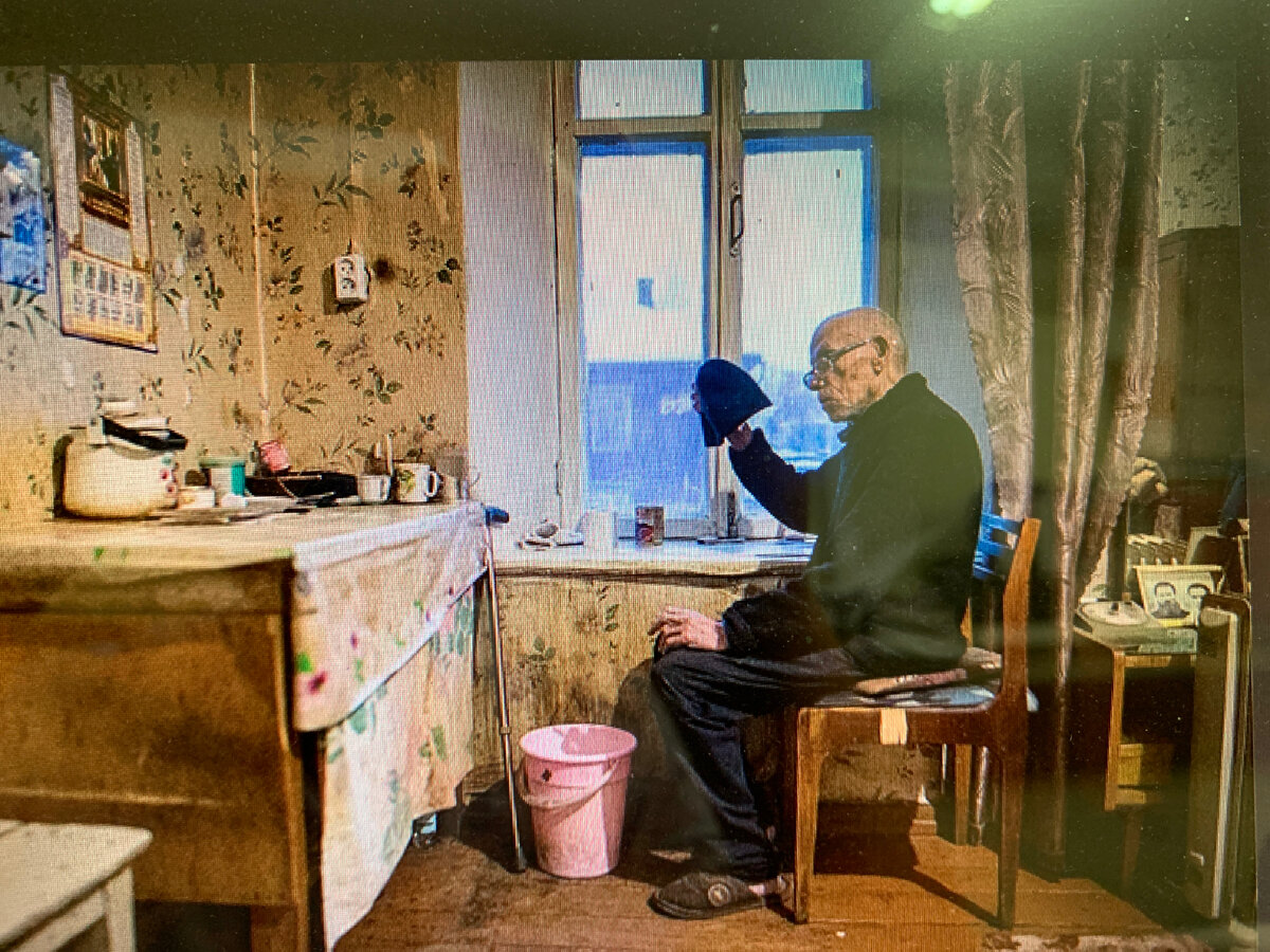 Пенсионеры германии в мусорках. Бедная семья. За гранью бедности. За гранью бедности. Вьетнам бедность.