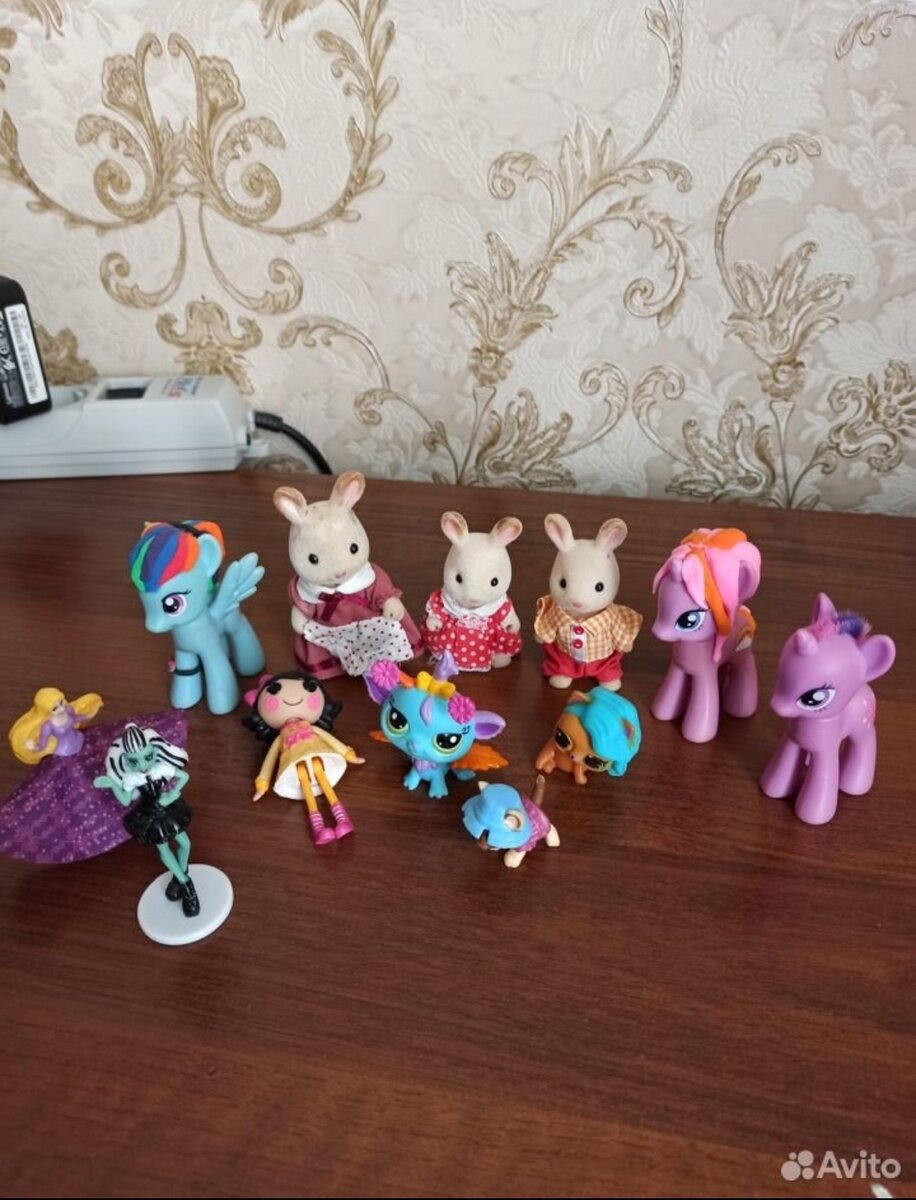 Начало мой семьи шоколадных зайчиков положили вот эти фигурки. Фото продавца с Авито.