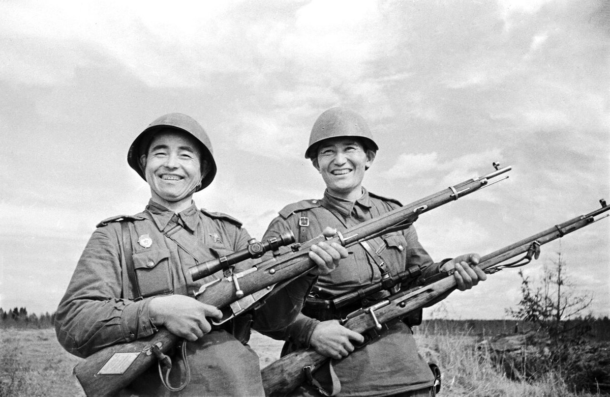 Советские солдаты со снайперской модификацией винтовки Мосина