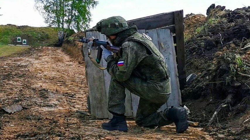     Занятия проходят на базе Омского ДОСААФ.