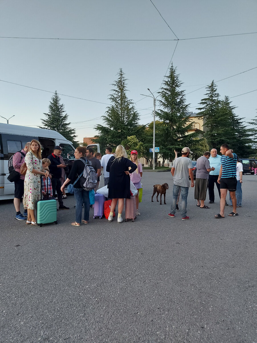 Наши попутчики в ожидании водителя