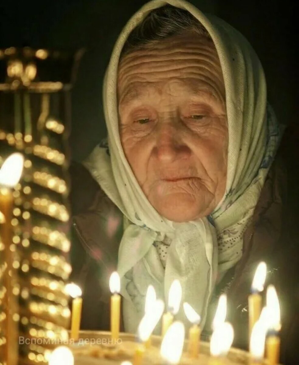 мать молится в храме
