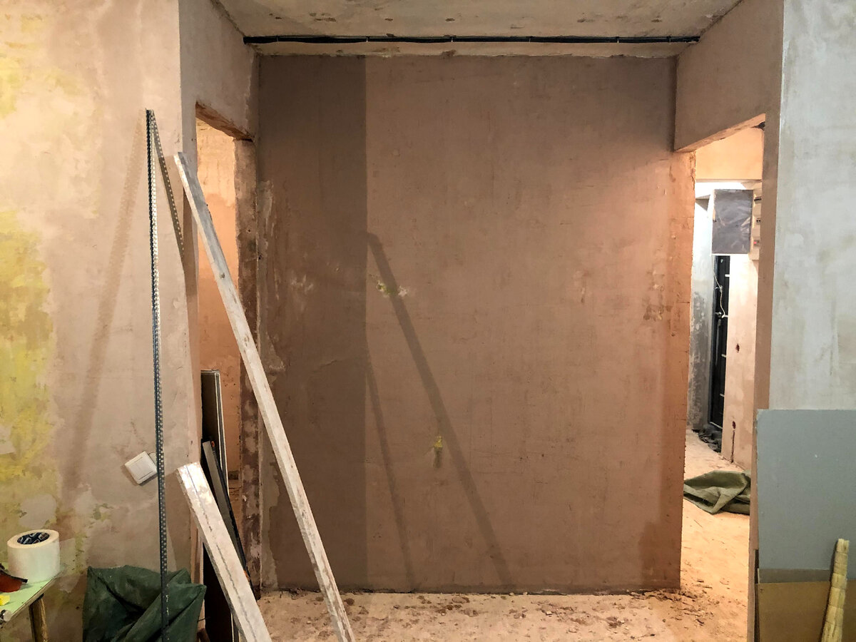 Обмазывание стен продолжается, по фантастически ровным граням углов.