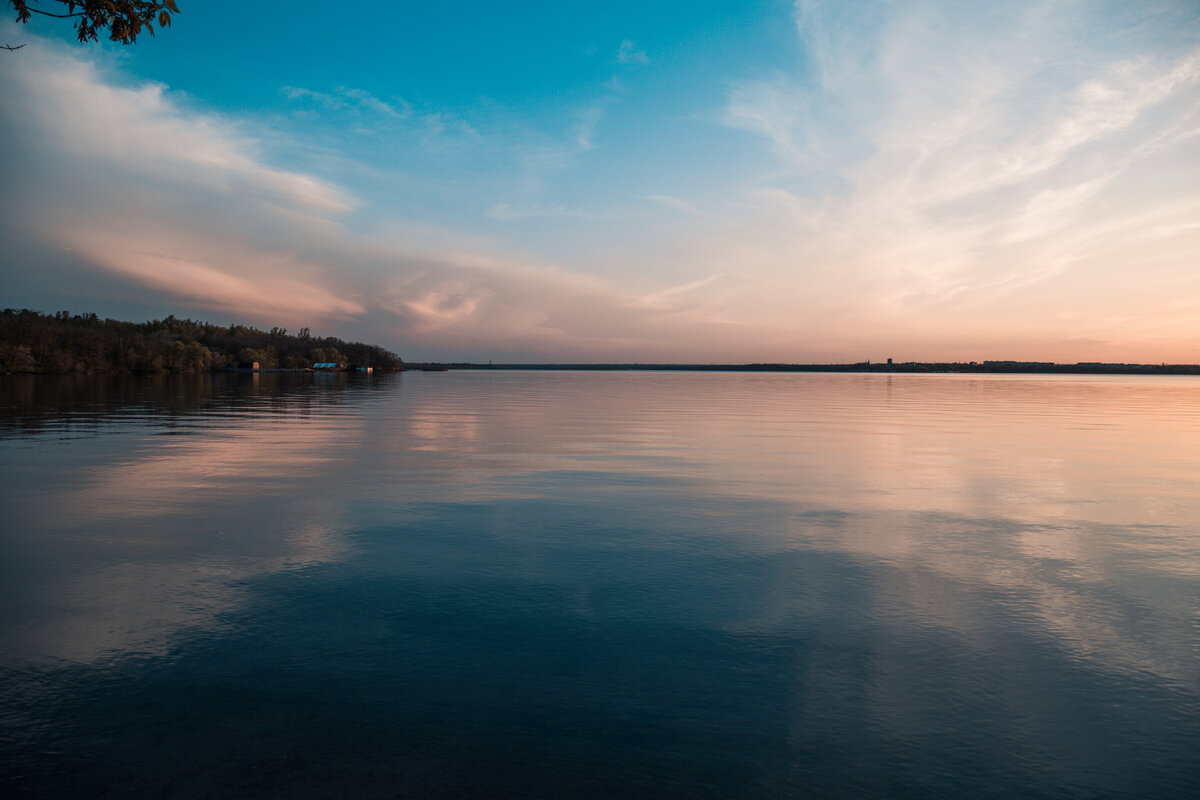 Скажу сразу это последнее мое сообщение на тему поддержки и прочего, что связанно с этим. Да, это будет не очень приятно читать, но это суть и правда, которую стоит принять, проанализировать и сделать вывод.  "Эмалированное судно
Окошко, тумбочка, кровать
Жить тяжело и неуютно
Зато уютно умирать" это песня. Тут есть момент такой, что сейчас тебе жить тяжело и неуютно, зато уютно умирать в себе и вечно жаловаться на жизнь. Да, так уж получилось мы с тобой родились, появились в этом мире. Он сложный, никто нас к этому особо не готовил. Сейчас нужно понять наконец для себя что тебе нужно и жить так, чтобы этого добиваться, а не постоянно рыть себе глубочайшую могилу. Тебе так проще жить, если тебя кто то поддерживает - я не спорю это хорошо, но ни когда это происходит 24/7 и тебе по любому поводу нужна помощь. В себе это надо излечить. Займись тем чем любила раньше. Тебя спасают только вылазки - вылазь. Вылазь нахуй так, чтобы тебе от этого было хорошо, одна, не одна - похуй. У тебя уже есть кто тебя поддерживает, перестань наконец знакомиться и общаться с людьми только ради того, чтобы они выслушали тебя и поддержали, в данной ситуации ты очень подходишь на ребенка, который чуть что случись сразу бежит на помощь к другим вместо того, чтобы решить проблему самой, да может и стоит у кого то спросить совет как поступить правильнее, сделать умозаключение для себя и как считаешь нужным распорядиться ситуацией. Пойми я не устал тебя поддерживать, я просто хочу сказать, что все мои писанины может и повлияли как то на тебя, но с этого выводов ты не делаешь. Если тебе вдруг захочется поддержки у меня есть бэкап наших переписок тут, обратишься. Я на протяжении полугода много чего написал, а ты до сих пор пребываешь в этом состоянии. Реши сама с собой все проблемы, которые у тебя накопились, пищи для размышлений я тебе дал не мало. В мире все так устроено, что ты лишь сама в силах выкарабкиваться из сложившихся обстоятельств, ведь сколько бы я чего не написал, это не имеет значения и не выводит тебя из той норы в которой ты спряталась и зовёшь на помощь всех окружающих, будто ты в ней застряла. Но на самом деле это не так, у тебя куча возможностей, хороший город, куча идей, целей и всего того, что не многим достается в этой жизни.