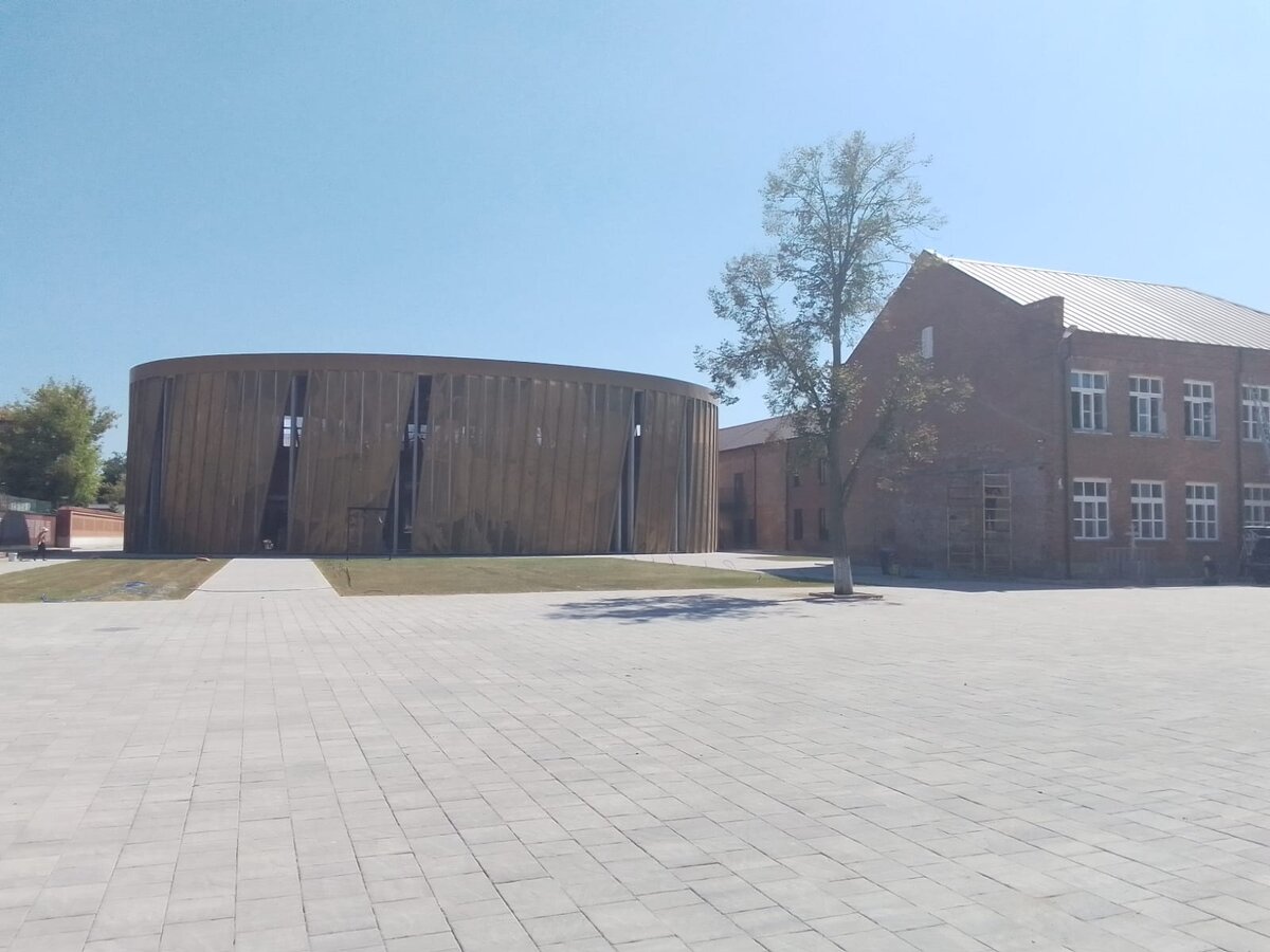 Зал закрыт снаружи, таким вот саркофагом..