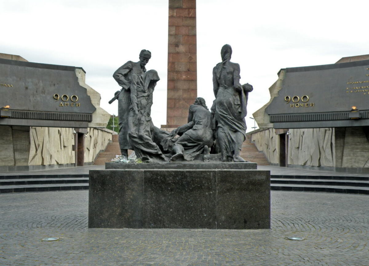 Монумент героическим защитникам Ленинграда в Санкт-Петербурге. Мемориал защитникам Ленинграда блокада. СПБ мемориал блокады Ленинграда. Памятник блокадного Ленинграда 900 дней блокады.