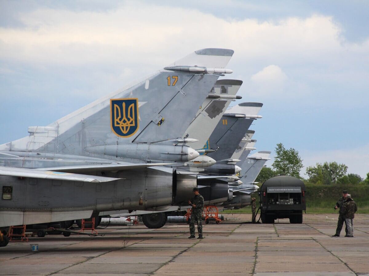    Самолеты Су-24МР и Су-24М украинских ВВСCC BY-SA 2.0 / Ministry of Defense of Ukraine / У небі Волині тренується авіація Повітряних Сил ЗС України
