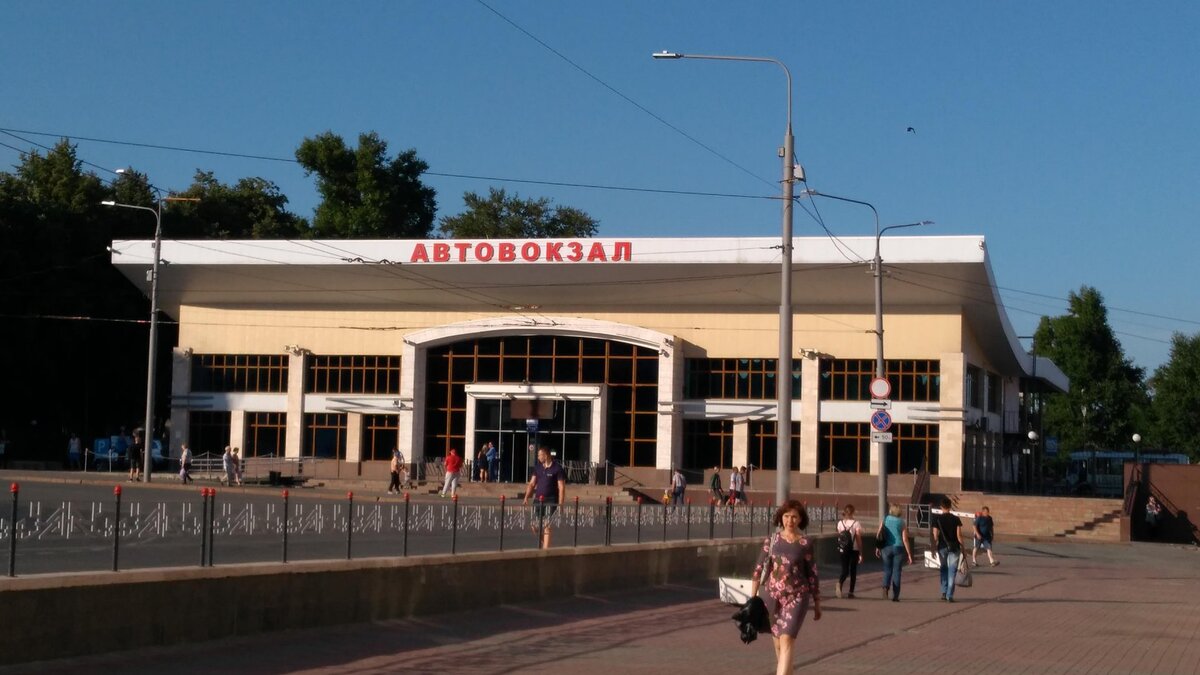 У автовокзала