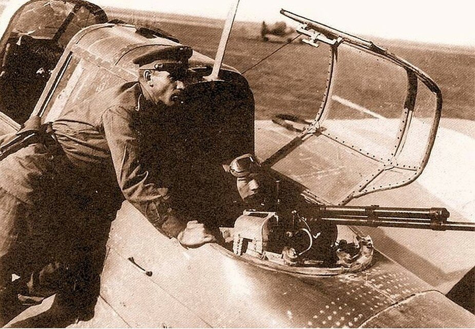 кабина стрелка-радиста ил-2. военный фотокорреспондент борис вдовенко 1945. самолет ил2 вов. пулемет убт на ил-2. стрелок штурмовик.