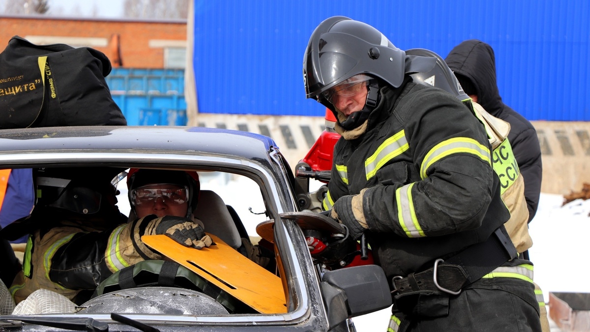     В Ростовской области погибли пять человек в столкновении двух легковых автомобилей, сообщили в региональном УГИБДД.