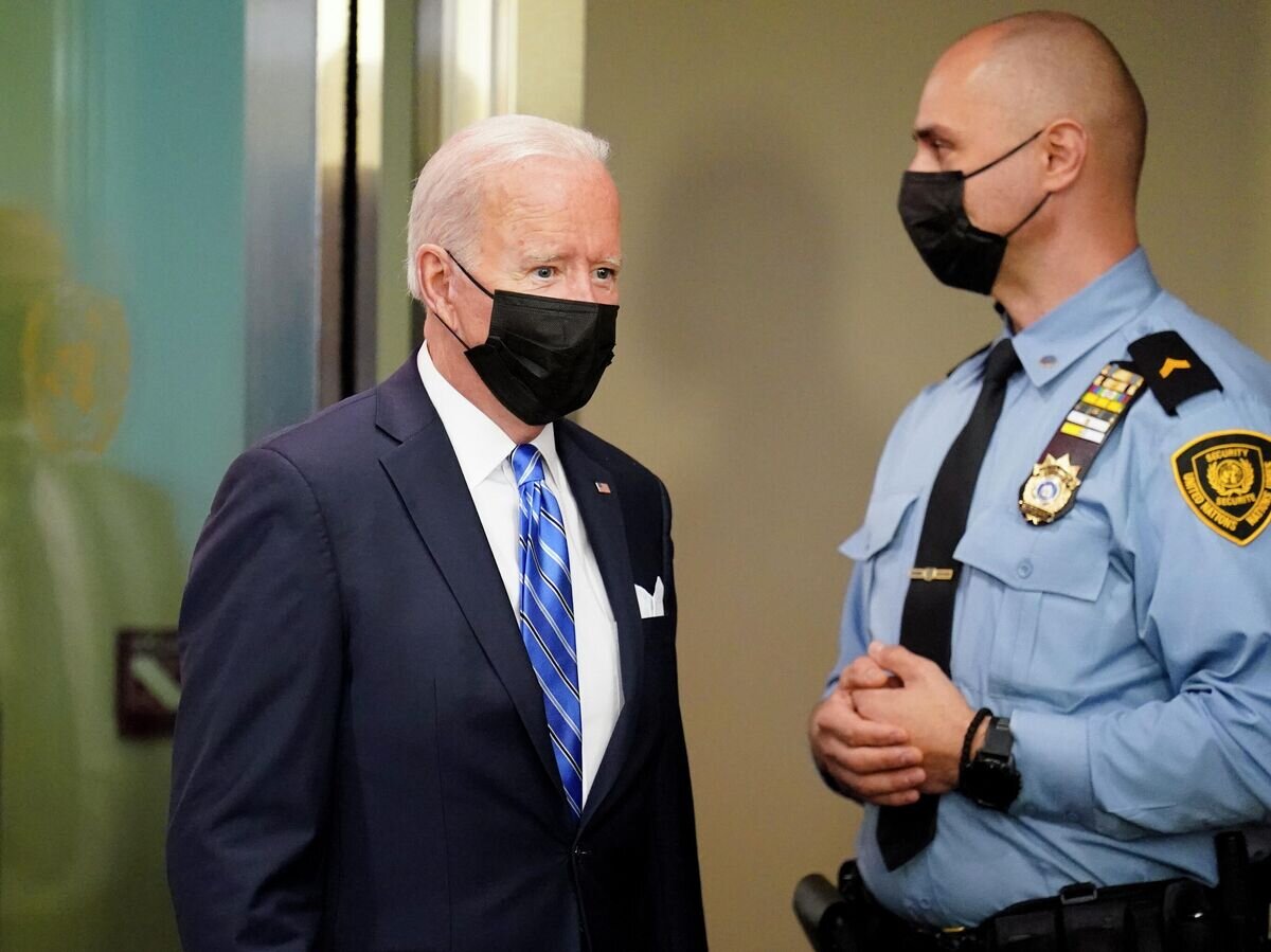    Президент США Джо Байден прибывает на сессию Генеральной Ассамблеи ООН в Нью-Йорке© AP Photo / John Minchillo, Pool