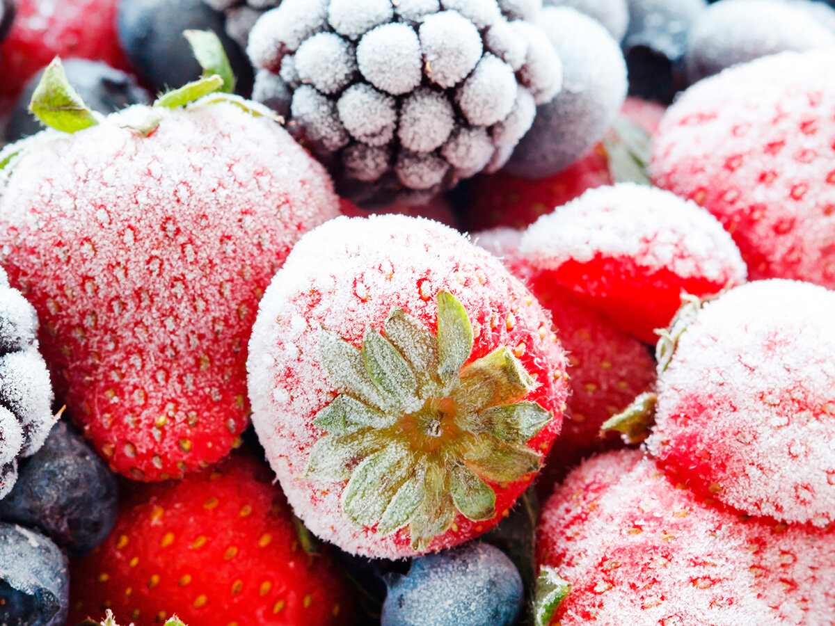 Заморозка фруктов. Замороженные ягоды. Быстрозамороженные ягоды. Замороженные овощи и фрукты. Ягода свежемороженая.