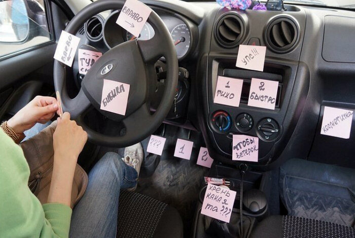 Фотографии обычно шуточные, но доля правды-то в них есть. И правда иногда клеит себе и стикер, и другие подсказки делают. Фото: https://avatars.dzeninfra.ru/get-zen_doc/1219682/pub_5e01c25204af1f00b20bbe0e_5e01c2bd86c4a900ad769aa7/scale_1200