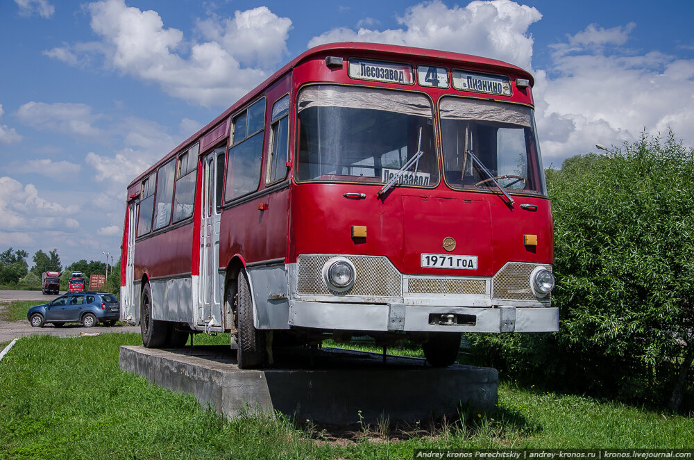 Автобус город вышний волочек. Вышний волочёк ЛИАЗ памятник. Памятник автобусу Вышний Волочек. ЛИАЗ 158 Вышний Волочек. Автобусы Вышний Волочек.