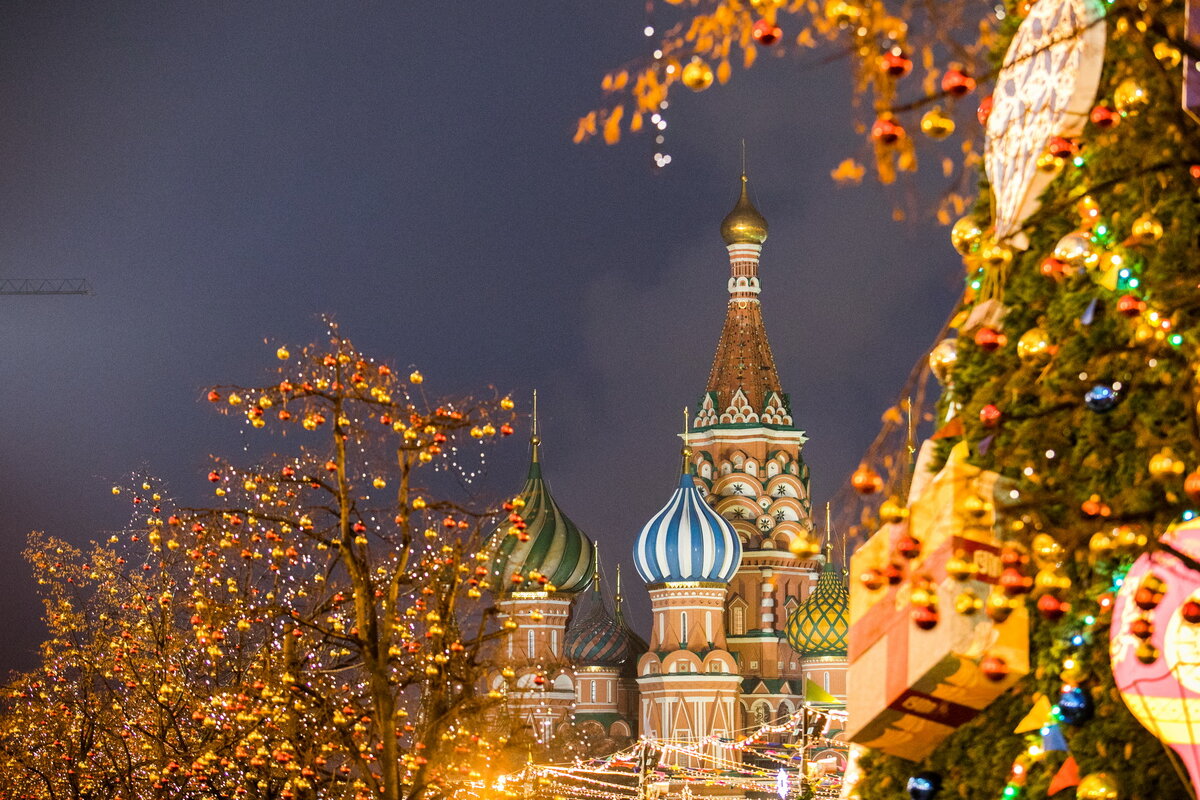 Москва и москвичи во всю готовятся отпраздновать Новый год, и город активно создает атмосферу новогоднего настроения: сотни километров гирлянд развешаны по улицам, созданы невероятные световые тоннели