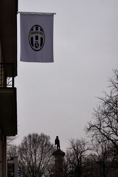  Первой целью в Турина был бульвар Галилео Феррариса. В доме 23 располагался офис Ювентуса.
 