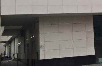 
Действительно кто-то считает такую облицовку подходящей для исторической улицы рядом с Кремлем? Для автобазы или завода самое оно, да.
