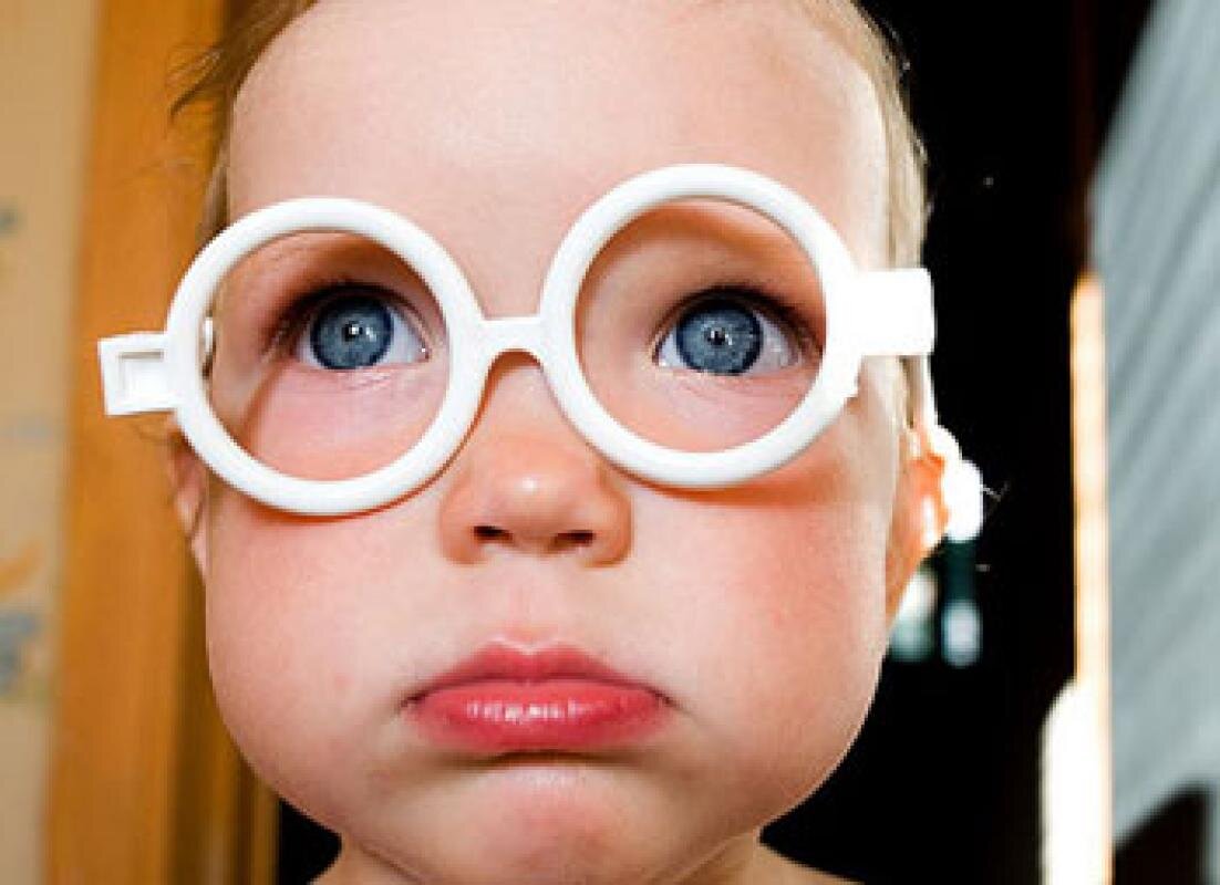 Миопия у ребенка форум. Детское зрение. Очки для новорожденных для зрения. Близорукость у детей картинки. Дети со сниженным зрением.