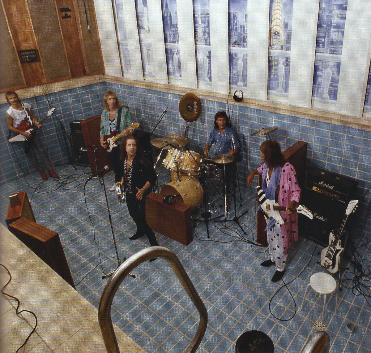 Сессия в пустом бассейне во время записи Savage Amusement (1986 г.)