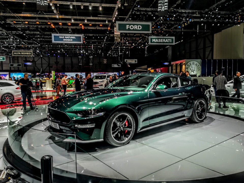 Ford предлагает два цветовых решения: черный цвет Shadow Black и классический темно-зеленый цвет Dark Highland Green. В салоне — спортивные сидения Recaro и панель приборов с пластиной, на которой указан индивидуальный номер автомобиля.