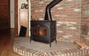 Как и любая печь, чугунный камин имеет котел, в котором происходят процессы сгорания топлива, и дымоотвод, для отведения продуктов тепловыделения. Особенность цельночугунной печи в том, что она прочна и устойчива к сильным колебаниям температуры, длительно сохраняет тепло. Передняя часть (лицо) котла может быть изготовлена из чугуна или специальных огнеупорных материалов.