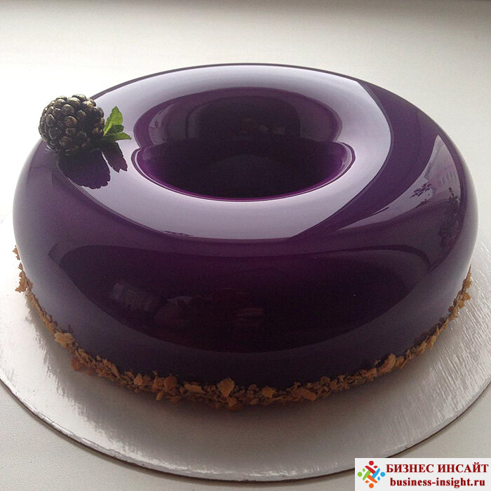 Кекс, покрытый зеркальным мрамором