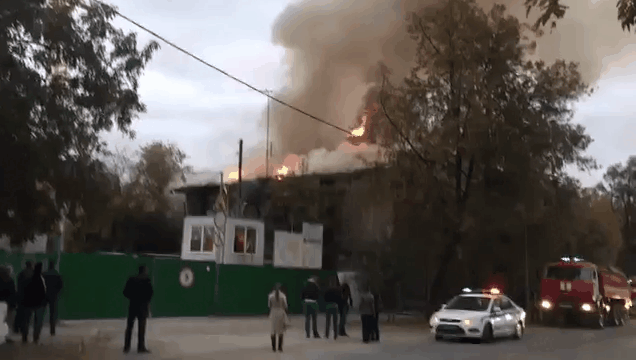  Прошёл ровно месяц, и огонь добрался до еще одного памятника архитектуры. На перекрестке улиц Свердлова и всё той же Осипенко вспыхнул дом с каланчой, где в начале 20 века располагалась пожарная служба.