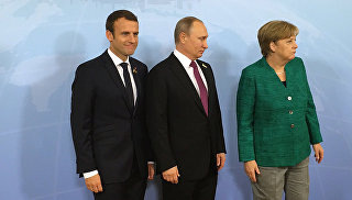 Макрону и Меркель предложили создать "нефтеевро". Без Москвы не обойтисьНа Петербургском экономическом форуме произошло сразу несколько знаковых событий. С российской стороны прозвучали очень серьезные предложения с далекоидущими геополитическими последствиями. Первый вице-премьер Антон Силуанов предложил Евросоюзу российское плечо в плане создания "нефтеевро", обозначив готовность России вести торговые отношения с ЕС, который у нас покупает в основном нефть и газ за евро, а не за доллары. Более того: в ответ на завуалированную жалобу президента Франции Эммануэля Макрона на зависимость Франции от США в сфере безопасности президент России Владимир Путин сообщил о готовности обеспечить эффективную защиту Европейского союза. Несмотря на то что предложение было оформлено с фирменным путинским юмором, оно явно не было шутливым. 