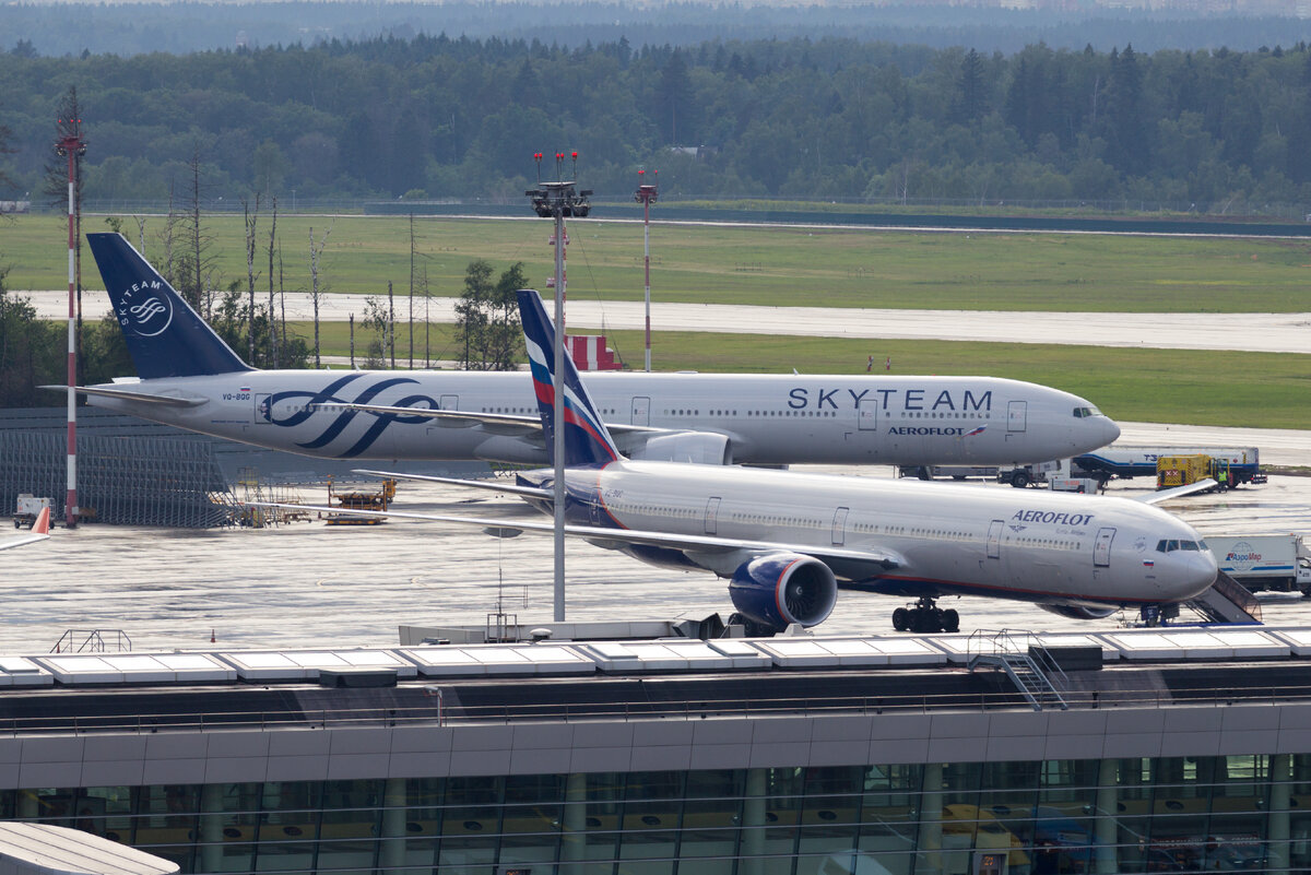 2.Boeing 777-300 VQ-BQG (SkyTeam Livery) Aeroflot и Boeing 777-300 VQ-BQC (И. Бунин) Aeroflot пока готовятся к вылету.