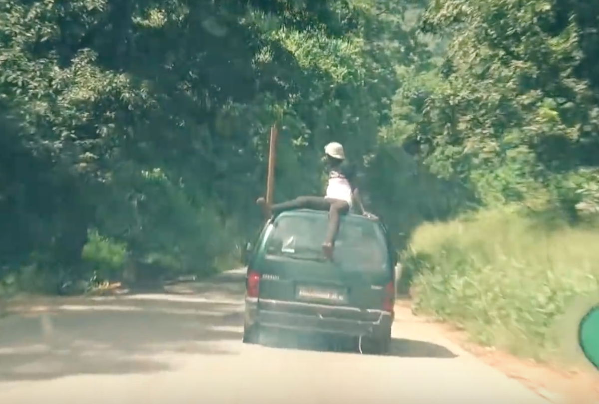 Еще в машине человек 10-12 сидит, скорее всего этот просто не влез внутрь