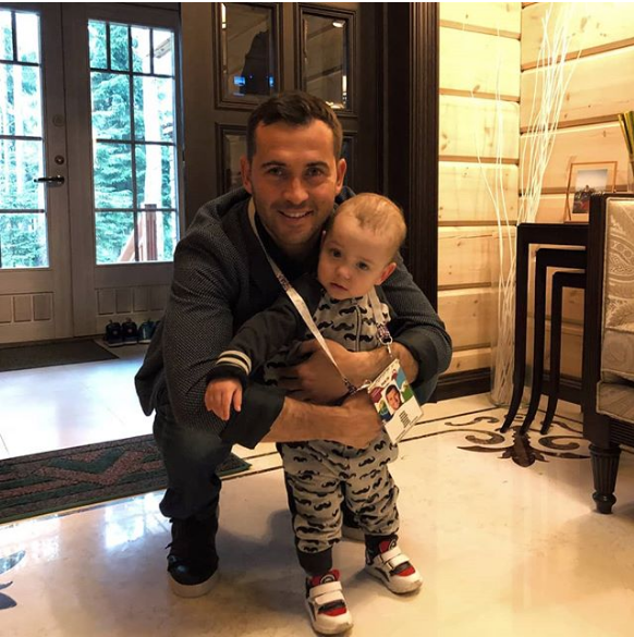 Пока еще супруга известного российского футболиста Александра Кержакова Милана пожаловалась поклонникам в Сети на своеволие супруга. Спортсмен подкупил няню, забрал ребенка и теперь не дает ей видеться с ним. 