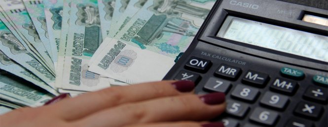 Конституционный суд обязал работодателей оплачивать труд сотрудников в выходные и праздничные дни не только по повышенным расценкам, но и с сохранением всех стимулирующих и компенсационных выплат. Дело рассматривалось на примере гражданского персонала Министерства обороны РФ.
