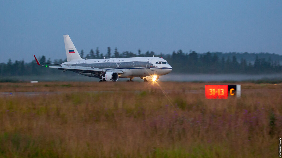 2. Сразу за ним нам дали «Добролёт». Airbus A320, VP-BNT. Было темновато, час ночи всё таки. Пока было темно, игрался с проводками.