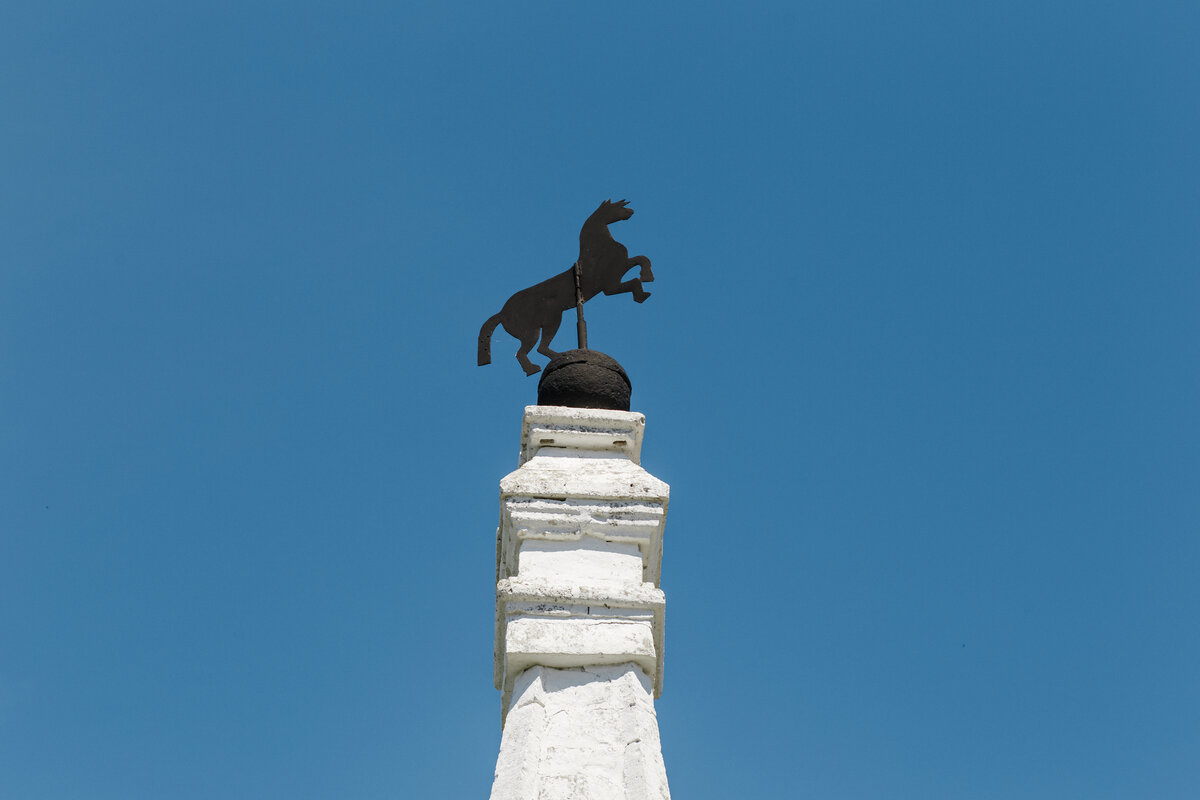 Село конь. Конь Колодезь Обелиск. Конь Колодезь памятник коню. Памятник конь Колодезь. Верстовой столб конь Колодезь.