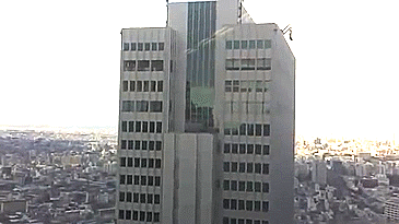  Качающиеся небоскребы в Токио — не редкость.
 