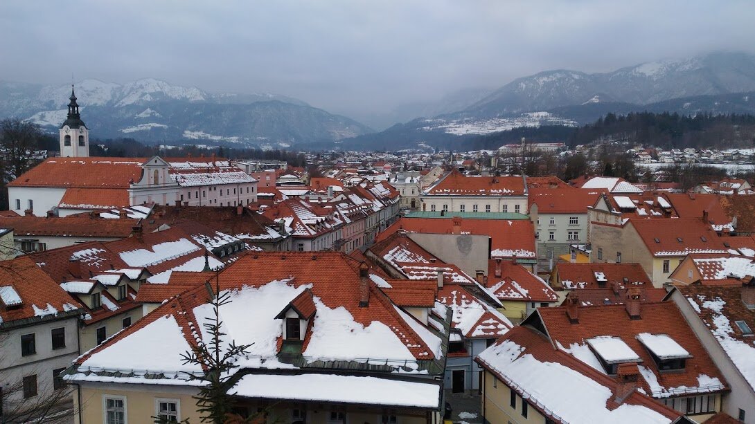 Город Камник зимой. Находится примерно в 35 км от Любляны и связан со столицей регулярно ходящими автобусами, что делает его подходящим направлением для небольшой экскурсионной поездки.
