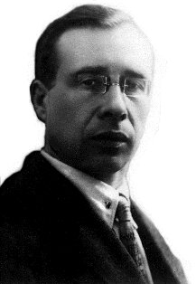 Николай Николаевич Урва́нцев (1893—1985) — исследователь Арктики, доктор геолого-минералогических наук (1935), заслуженный деятель науки и техники РСФСР (1974). Автор многих научных трудов, главные из которых посвящены исследованию геологии Таймыра, Северной Земли и севера Сибирской платформы. Фото 1920-х годов.