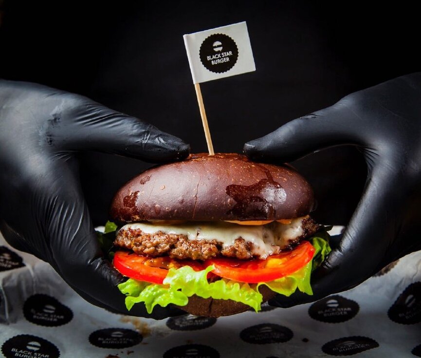 Black burger. Тимати блекстарбургер. Блэк Стар бургер. Фудтрак Black Star Burger. Черный бургер от Тимати.