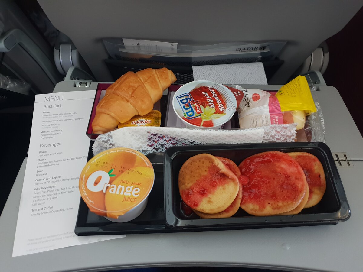 Итак, очередной полет. В этот раз новой для меня авиакомпанией - Qatar Airways. Поэтому воспользуюсь возможностью - продолжу рецензировать авиакомпании и рассказывать про питание на борту.