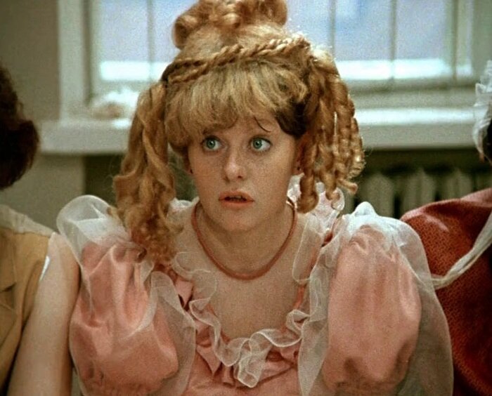 Нам специально показывают не талантливую, среднюю девушку, а не самородок. И транслируют: сидите там, где предначертано! Скриншот.