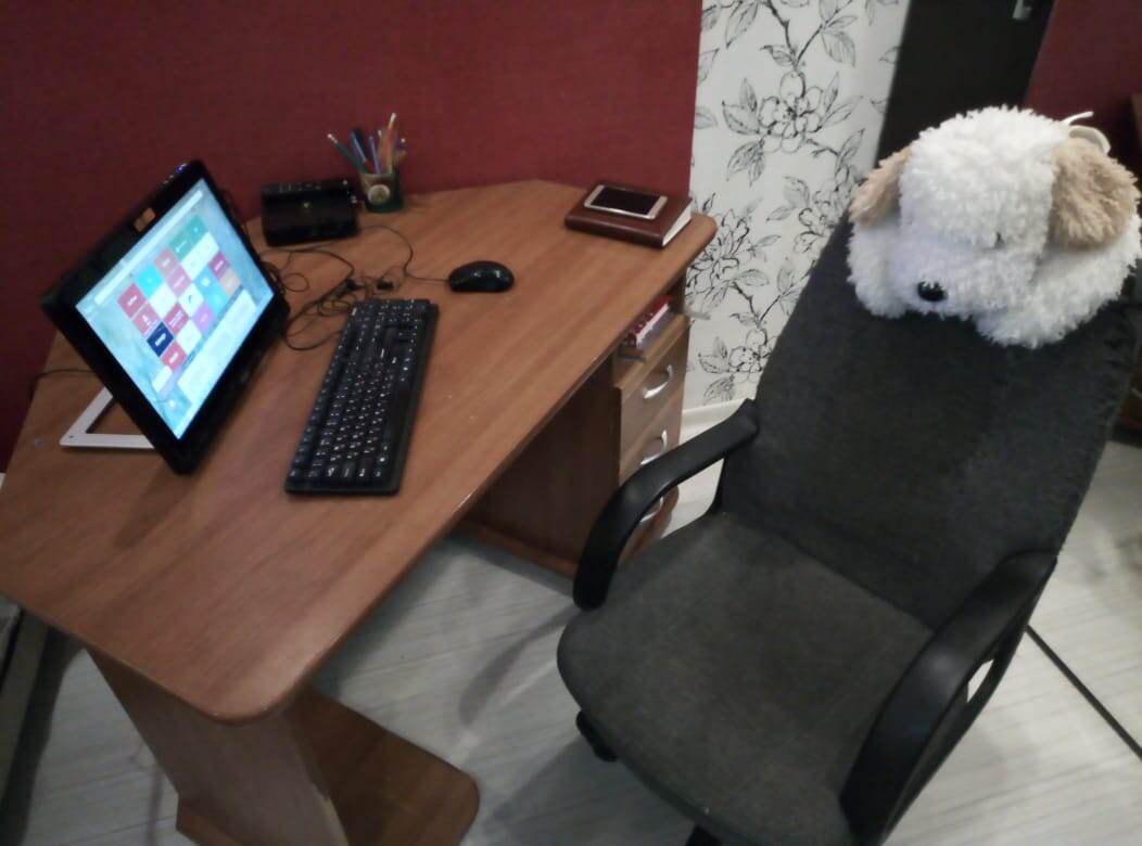 Ты житель большого города и постоянно вкушаешь плоды современной цивилизации в виде ежедневных поездок на работу через дебри автопробок или чего хуже жуткой толкотни душного автобуса? Ок'ей, ты все таки доехал в полусонном состоянии до своего "любимого" офиса, салона, магазина, склада или что там у тебя, но не важно - это будет то, что заботливо или не очень приготовил дядя бизнесмен, а может быть и тетя, все ж таки феминизм шагает по стране.