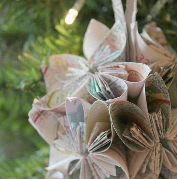  Приберегите  немного картона, обрывки пряжи и цветной бумаги и ленточек для  очаровательных домашних новогодних украшений, которые вы легко сделаете  своими руками вместе с детьми.