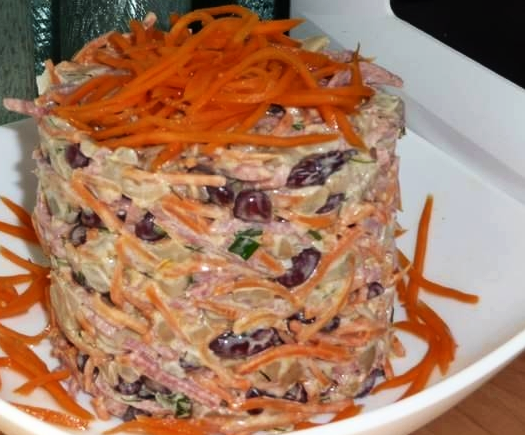 Салат на скорую руку с фасолью, кукурузой, копченой колбасой и помидорами | Пикабу