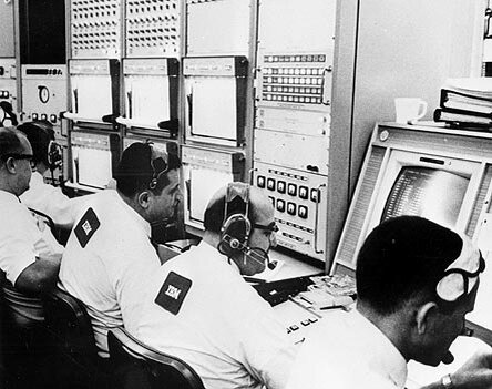 Изображение: инженеры NASA работают с мэйнфреймами IBM System / 360 Model 75.