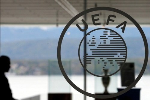 
Фото: REUTERS
Десять лет назад кубок УЕФА прекратил своё существование. На его место пришла Лига Европы. На самом-то деле, никаких изменений не последовало: это был тот же самый турнир, только с новым логотипом, гимном и названием. Европейский футбольный союз решился на ребрендинг, поскольку кубку УЕФА большинство именитых команд не придавало особого значения, да и широкую публику вторичные игры не очень привлекали. Помогло ли? Не особо. Лига Европы так же оказалась достаточно проходным мероприятием. 
