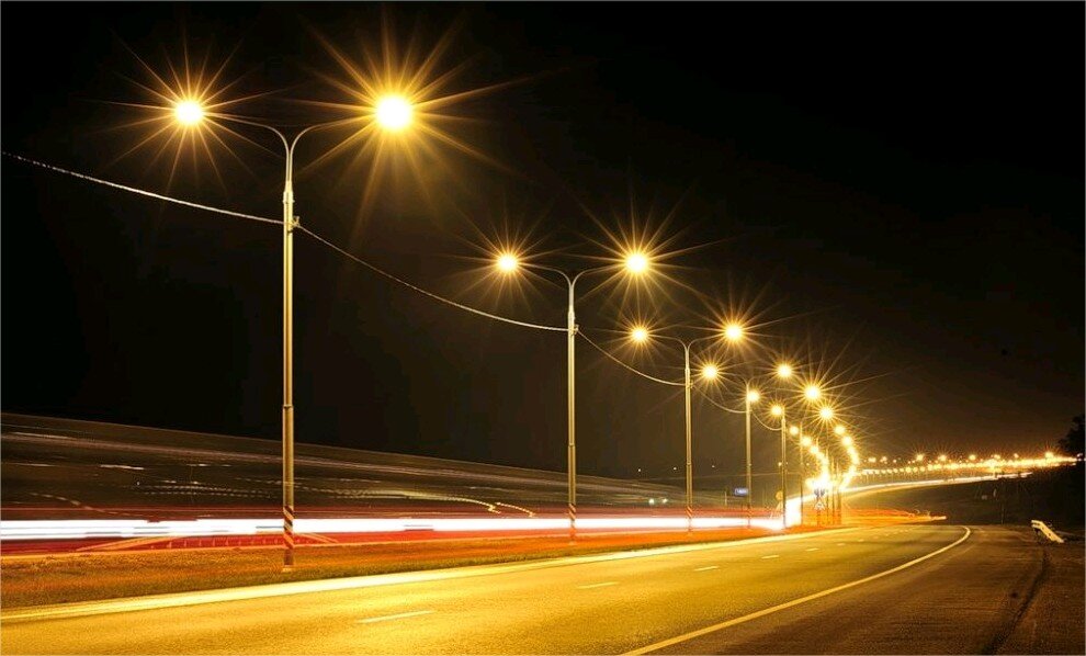 Натриевый источник света освещает дорогу