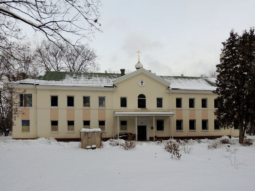 Наш герой прошел курс реабилитации  в Душепопечительском центре в Москве. Этот центр занимается социальной адаптацией наркоманов, алкоголиков, сектантов уже около 20 лет.