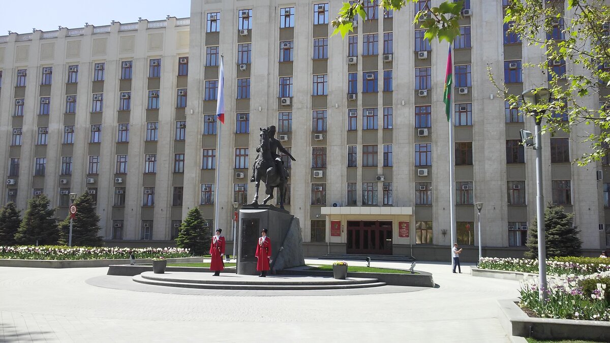 Перед администрацией Краснодарского края - казачий караул перед памятником казаку!  Скульптор, правда, напутал - шашку сделал не с той стороны. 