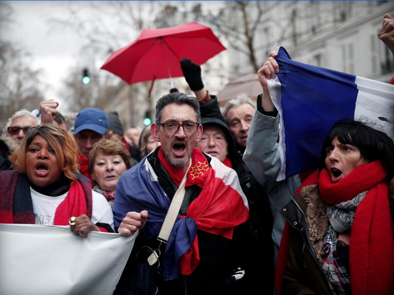 Французские флаги в толпе. Красные жилеты Франция. Франция Украинки демонстрации. Красный шарф Франция.